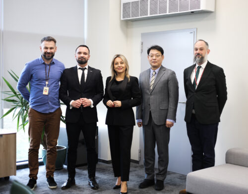 Wspólne zdjęcie zespołu SK hi-tech battery materials Poland i Wydziału Rozwoju, Przedsiębiorczości i Obsługi Inwestorów UM DG podczas rozmowy o wyróżnieniu w rankingu Financial Times